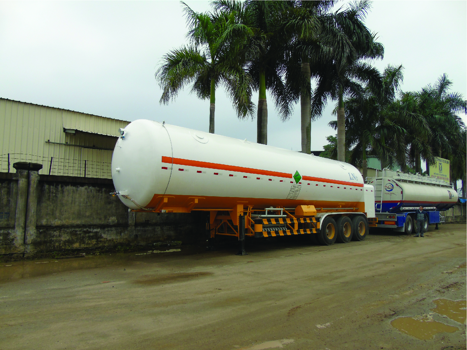 Sơ mi rơ mooc chở Ni tơ lỏng 35 khối 2 Sơ mi rơ mooc chở Ni tơ lỏng 35 khối